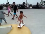 Khalei, il bambino di 2 anni fenomeno dello skateboard