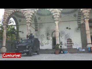 Polis zırhlı araçtan ezan okudu