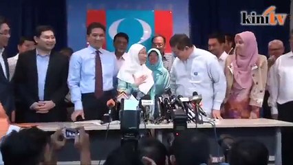 Télécharger la video: Saifuddin Abdullah keluar Umno, sertai PKR