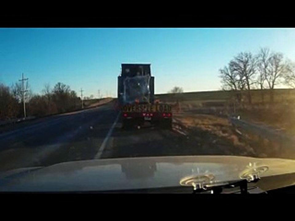 Camion distrugge segnaletica passaggio a livello