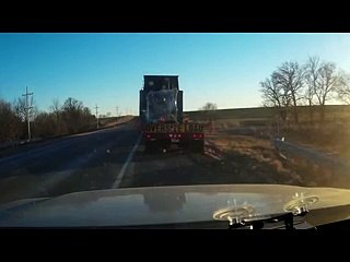 Camion distrugge segnaletica passaggio a livello