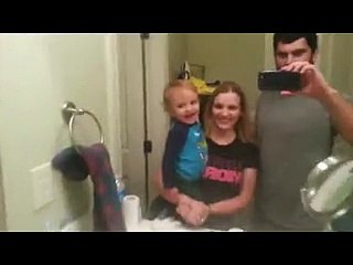 Il video del bambino che scopre l'esistenza delle sopracciglia!