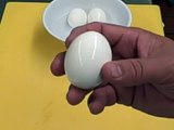 Come sbucciare il guscio di un uovo con le dita di una mano