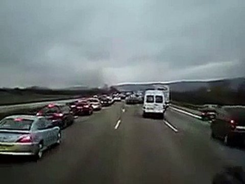 Ecco come reagiscono i tedeschi al volante quando un'ambulanza deve passare