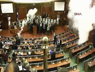 Vekiller Meclis'e gaz bombası attı