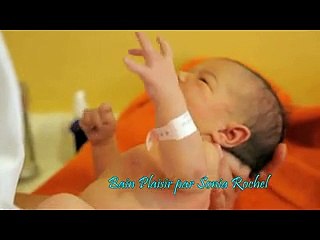 Il video del primo bagnetto di un neonato che ha emozionato il web