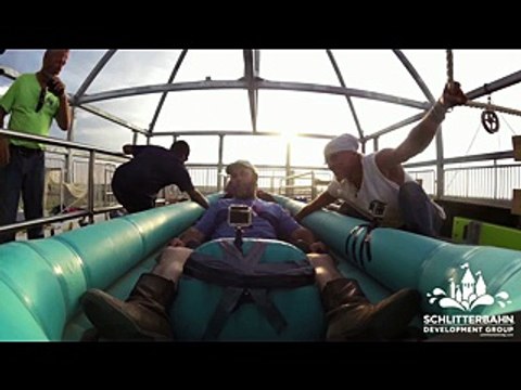 Il video della prima persona a lanciarsi dallo scivolo più alto del mondo