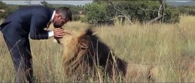 Spot pubblicitario olandese - Kevin Richardson gioca a calcio con i leoni