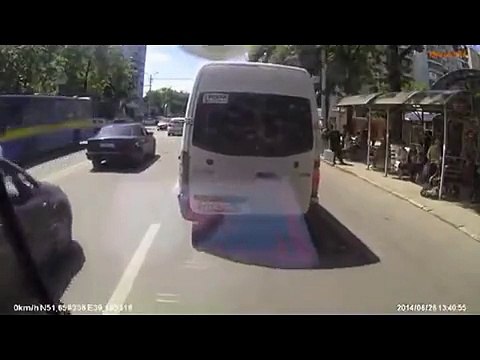 Cade una gru, il pedone si salva per miracolo