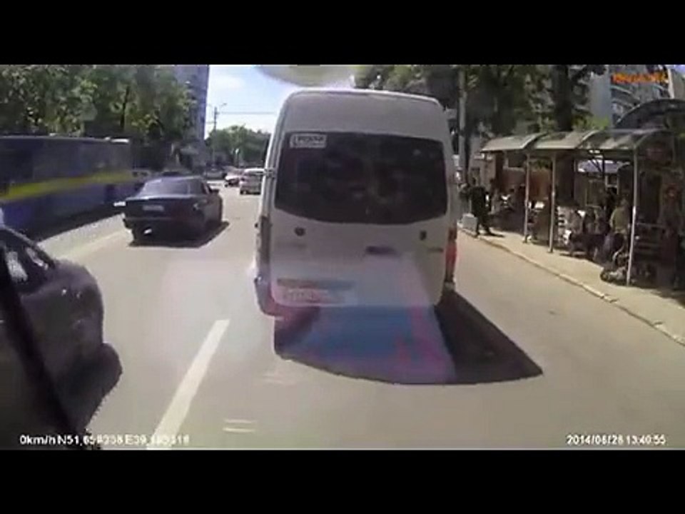 Cade una gru, il pedone si salva per miracolo