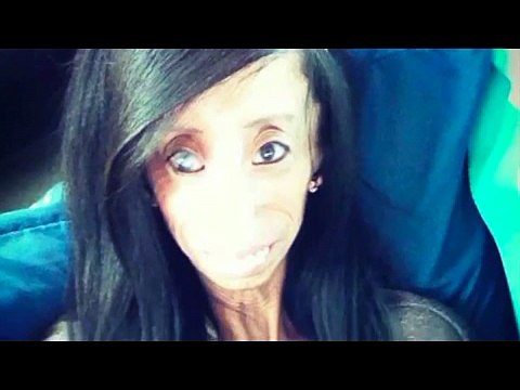 La donna più brutta del mondo sfila come una modella