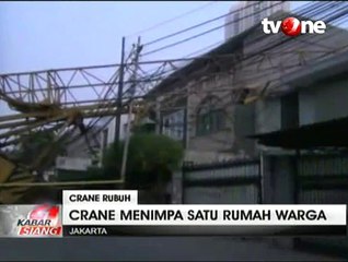 Crane Roboh Timpa Rumah Mewah di Kebayoran Baru