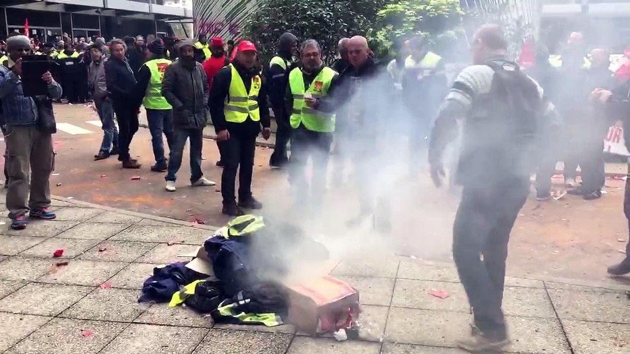 Les verriers de Saint-Gobain manifestent à La Défense