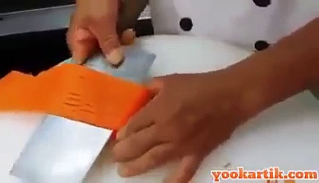 Ce cuisinier coupe les carottes comme un Boss!!!