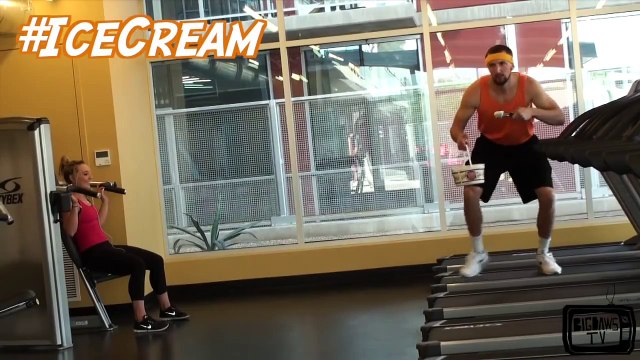 Un gars mange des trucs bien gras pendant son entrainement à la salle de sport