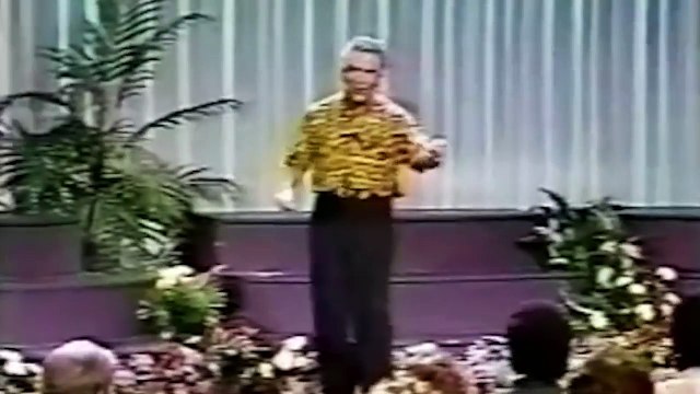 Remix hilarant d'un prêcheur de Télé en une danse bien catchy!