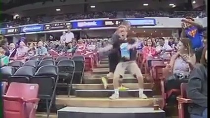 Un jeune spectateur fait une danse de folie en tribune