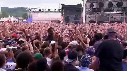 Travis Scott s'en prend à un fan durant un live