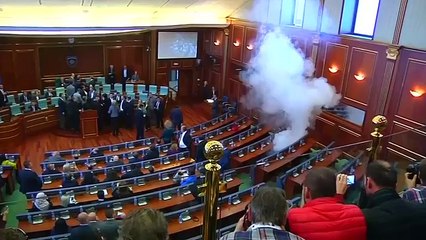 Kosovo : l'opposition lance des gaz lacrymogènes dans le Parlement