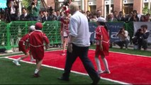 Le maire de Londres Boris Johnson aplatit un jeune fan de rugby japonais