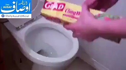 بہت بری بات ہے۔ لڑکی کے ساتھ باتھ روم میں ایسا۔۔۔! ویڈیو دیکھیں۔