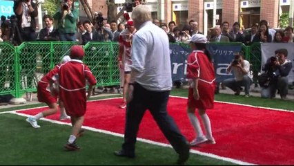 Au Japon, le maire de Londres aplatit un jeune fan de rugby