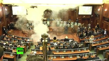 Lanciano una granata lacrimogena nel bel mezzo del Parlamento