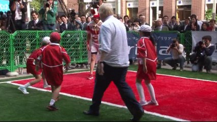 Le maire de Londres aplatit un jeune fan de rugby japonais