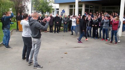 Les lycéens lumbrois chantent et dansent sur Pharrell Williams