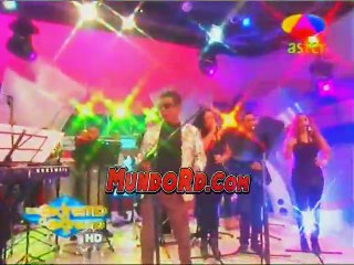 El salsero Victor waill presentando su tema (CHAPIADORA) en honor a todas ellas en el programa de TV