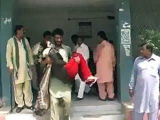 Aik Larki K Mun Mein Chipkali Chali Gai