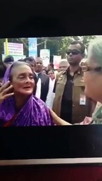 A old woman sang a sing for PM (বৃদ্ধার গীতে মুগ্ধ প্রধানমন্ত্রী )