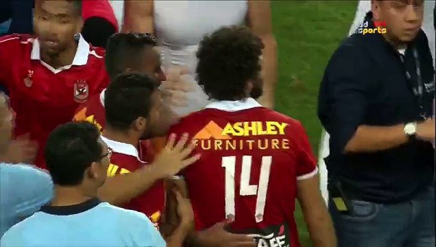 لحظة تتويج حسام غالي افضل لاعب