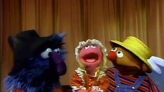 Classic Sesame Street - She'll Be Comin Round the Mountain pageant