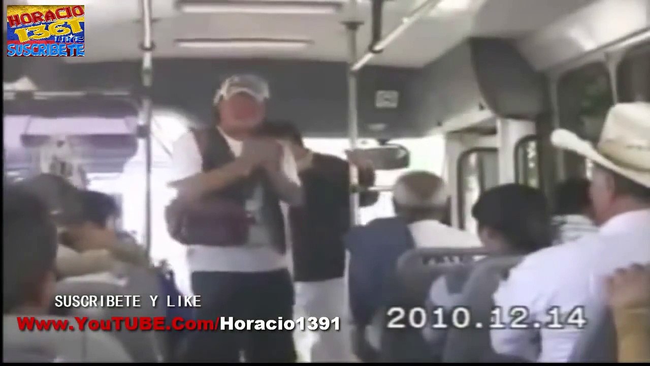Payaso callejero con el mejor humor en el bus Para Morir de Risa 2013