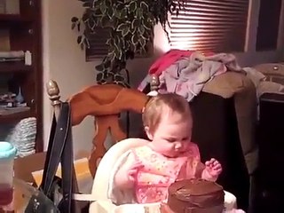 Ce bébé goute du chocolat pour la première fois et sa réaction est trop SUPER !