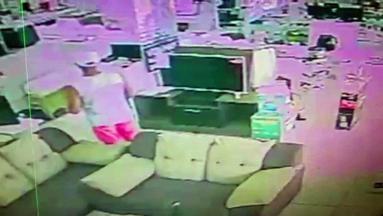 Homem furta TV de 43 polegadas em loja na Glória