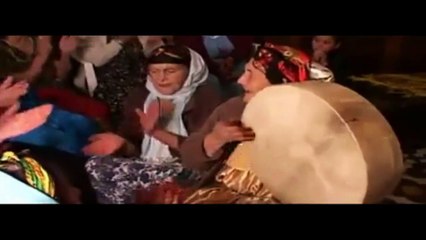 La Fête au village leur voix et leur chants est la musique de l'âme.elle fait danser