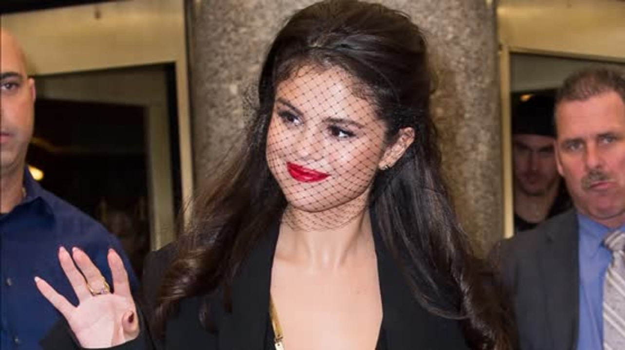 Selena Gomez in einem trendigen Outfit