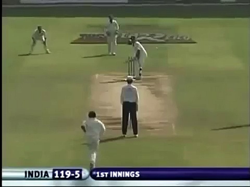 Lasith Malinga HITS MS Dhoni on the HELMET, brutal bouncer