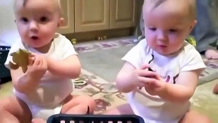 Близнецы услышали как папа чихнул. Какая же милая реакция. Жмите КЛАСС милахам!