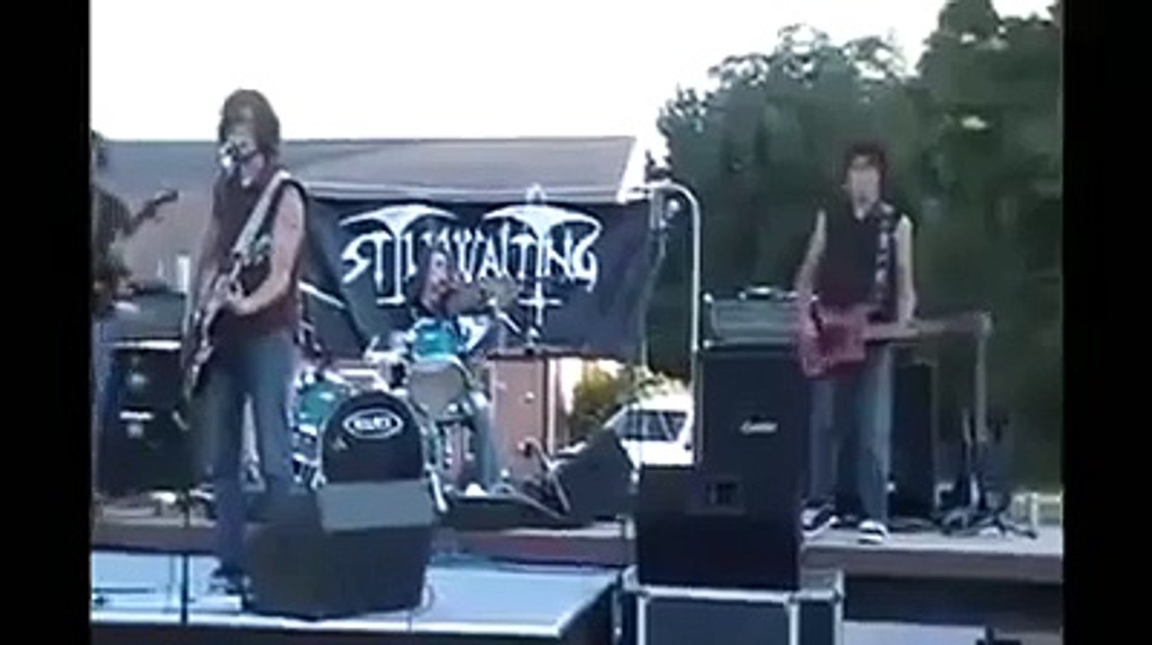 Gitarı çevirmeye çalıştı ancak