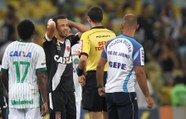 Com arbitragem polêmica, Vasco vacila e cede empate para a Chape no Maraca