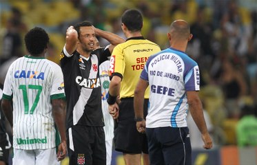Com arbitragem polêmica, Vasco vacila e cede empate para a Chape no Maraca