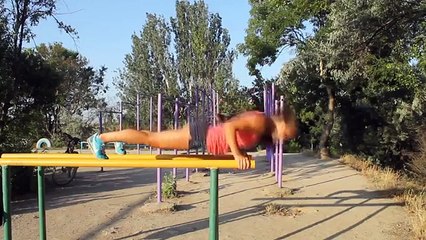 Красивая девушка занимается Workout