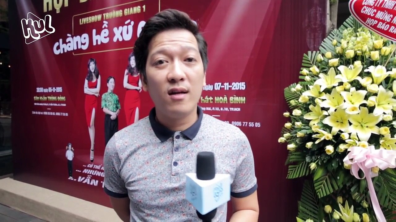 Trường Giang như bị mất hồn khi được Nhã Phương tặng hoa