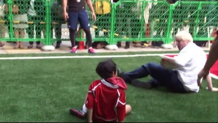 Prefeito de Londres ‘atropela’ garoto em jogo de rugby
