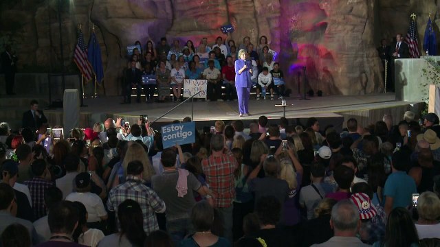 Clinton promete aumentar el empleo y aumentar salarios