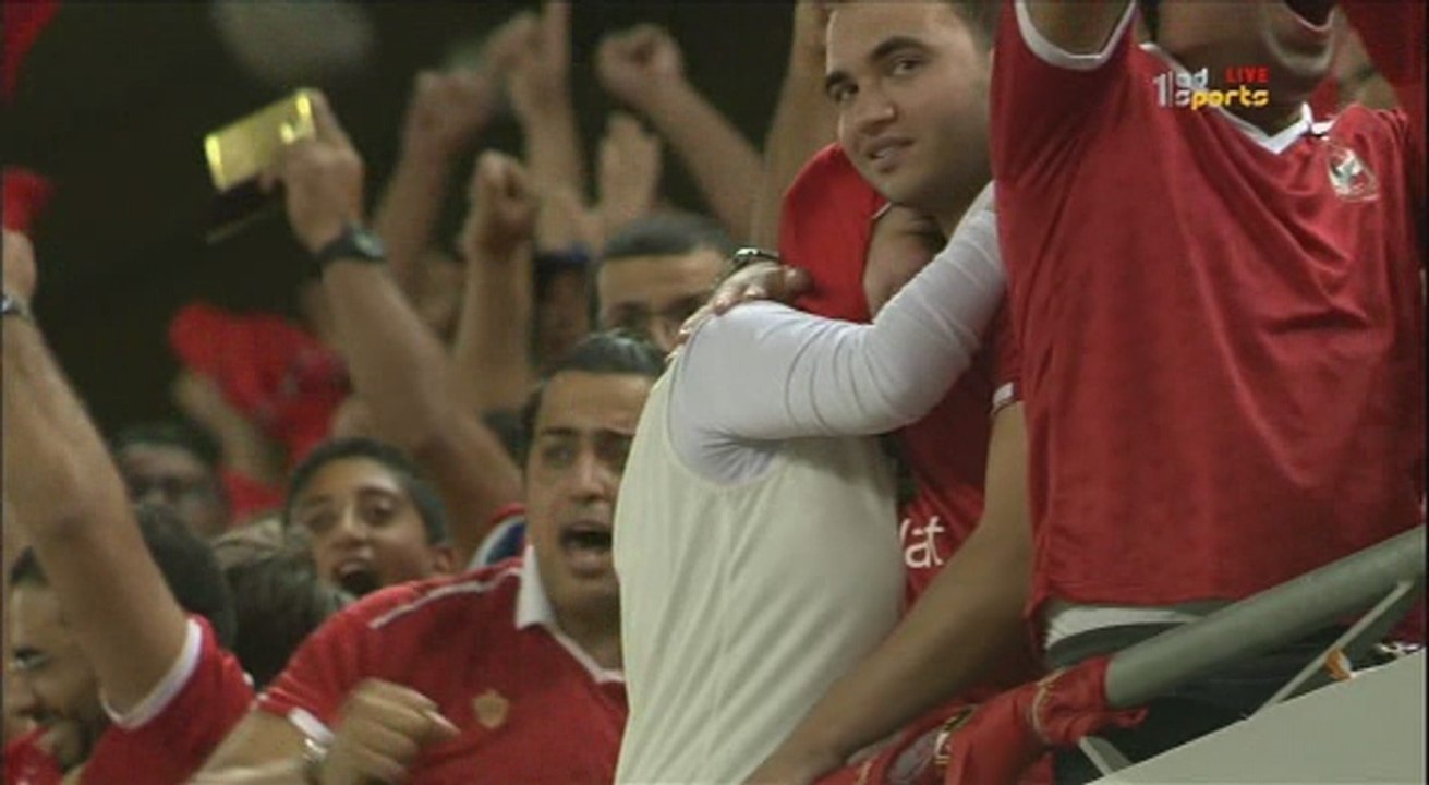 مشهد فاضح في مدرجات الاهلي يسببه هدف عبدالله السعيد في الزمالك