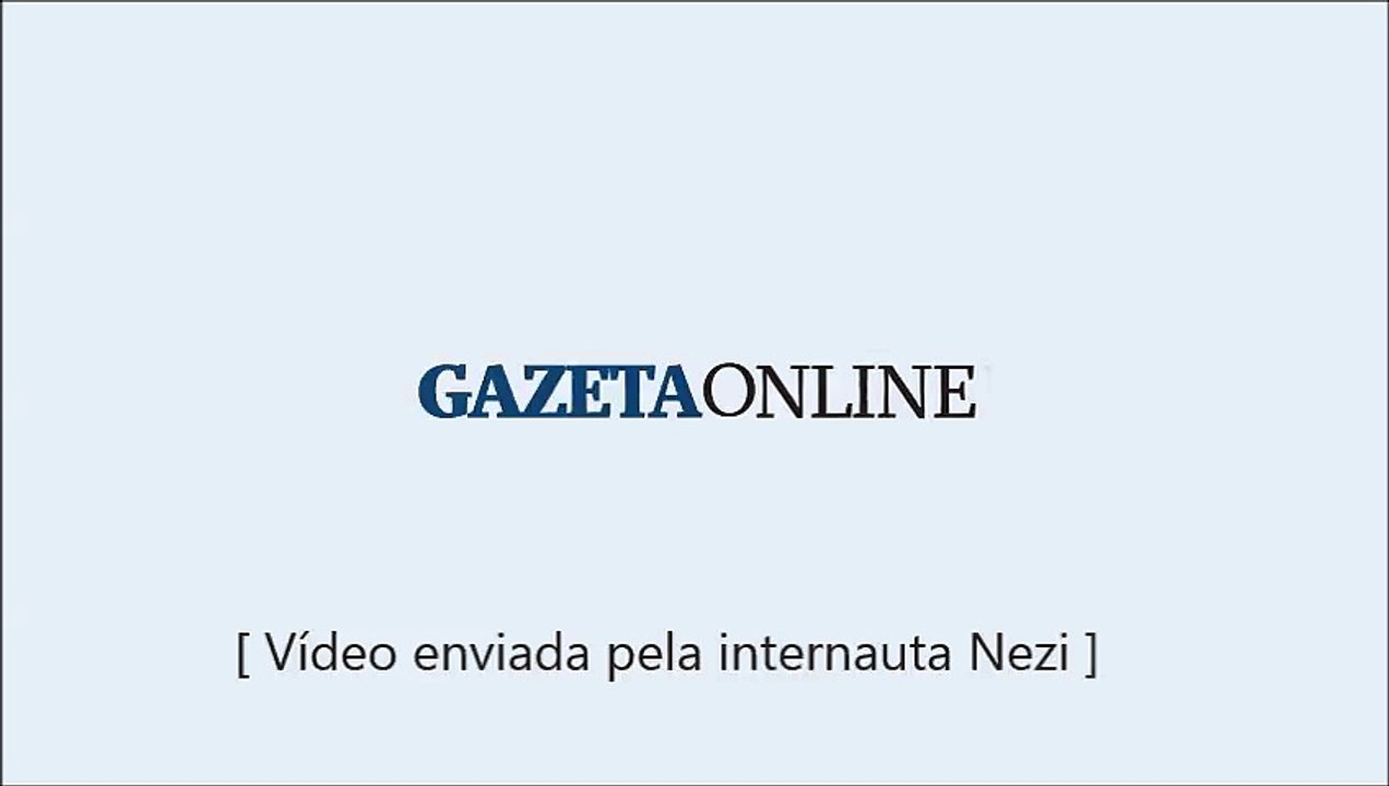 Carreta tomba no Trevo de Guarapari e deixa três pessoas feridas